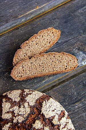 Das Walliser Roggenbrot im Anschnitt zeigt die saftige, dunkle Krume.