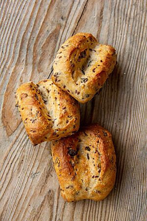 Die tief eingeschnittenen Brötchen sind goldbraun ausgebacken.