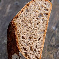 Das Weizenvollkornsauerteigbrot hat eine lockere, elastische Krume.