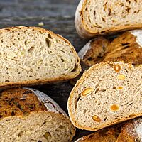 Im Anschnitt der Brote sind die Zwiebeln bzw. Mandeln in der lockeren, elastischen Krume zu sehen.