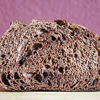 Im Anschnitt zeigt das Pane al Cioccolato Schokoladenstückchen in seiner mittelporigen und lockeren Krume.