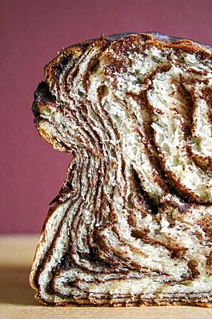 Schokowirbelbrot. Das Schokowirbelbrot im Anschnitt zeigt die Schichten aus dunkler Schokofüllung und heller Krume.