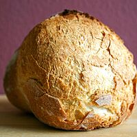 Die Seite des Brotes, die extrem stark aufgerissen ist, hat eine goldgelb ausgebackene und gefensterte Kruste.