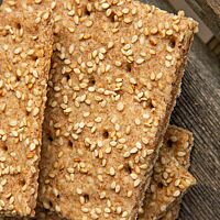 Das mit Sesam bestreute Dinkelknäckebrot hat eine gestippte Oberfläche.