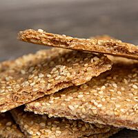 Im Anschnitt zeigt das Dinkelknäckebrot seine feinporige und dichte Krume.