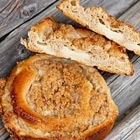 Im Anschnitt der Puddingschnecken sind die hellbraune Krume, der Pudding und die Streusel zu sehen.