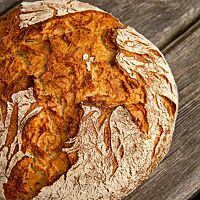 Die Kruste vom Willkommensbrot ist knusprig, rustikal aufgerissen und leicht bemehlt.