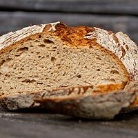 Im Anschnitt zeigt das Willkommensbrot seine lockere und saftige Krume.