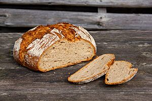 Willkommensbrot. Die weiche, lockere Krume vom Willkommensbrot ist umgeben von der knusprigen, goldbraun ausgebackenen Kruste.