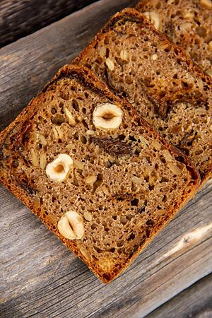 Haselnuss-Pflaumen-Brot: saftig und lecker. Die Scheiben des Haselnuss-Pflaumen-Brotes bringen Haselnusskerne, Pflaumen und Sonnenblumenkerne in der braunen Krume zum Vorschein.