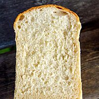 Im Anschnitt zeigt das im Kasten ohne Deckel gebackene Shokupan den sehr hohen Brotquerschnitt und die feinporige, wattige und saftige Krume.