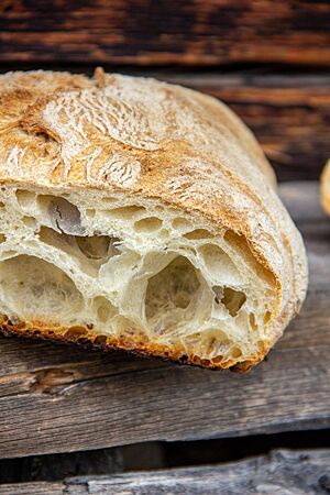 Ciabatta (2021): zum Niederknien. Angeschnitten wird die wilde Porung in der elastischen Krume des Ciabattas gut sichtbar.