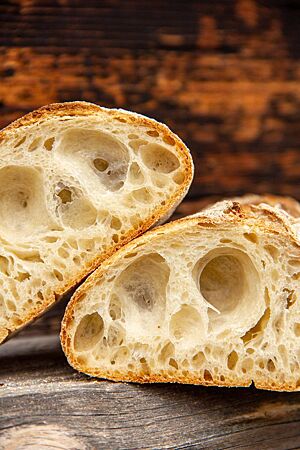Das angeschnittene Ciabatta zeigt die groben Poren in der lockeren Krume.