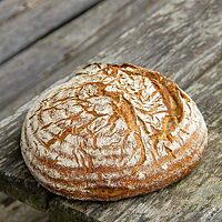 Das Weizen-Roggen-Mischbrot hat eine leicht aufgerissene Kruste und ist knusprig ausgebacken.