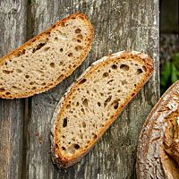 Im Anschnitt zeigt das Weizen-Roggen-Mischbrot seine luftige, saftige Krume.