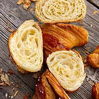 Angeschnitten zeigen die Dinkelcroissants ihre elastische, blättrige Krume.