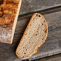 Im Anschnitt wird die lockere, elastische Krume des Triticale-Brotes sichtbar.