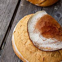 Hibas Brot hat eine goldgelbe bis goldbraune Kruste, die sich auf der Oberseite sichelförmig weit geöffnet hat.