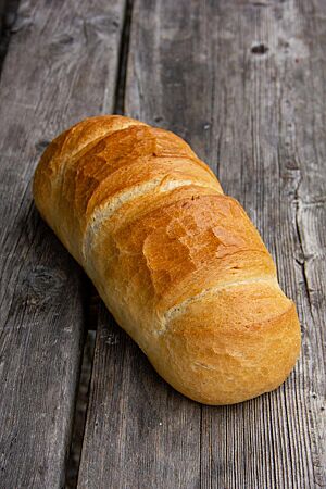 Das hellbraun ausgebackene Ungarische Hausbrot hat eine längliche Form und drei parallele Einschnitte auf der Oberseite.