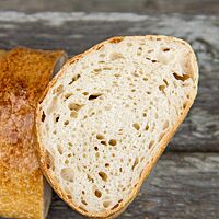 Im Anschnitt zeigt das Ungarische Hausbrot die lockere, luftige Krume.