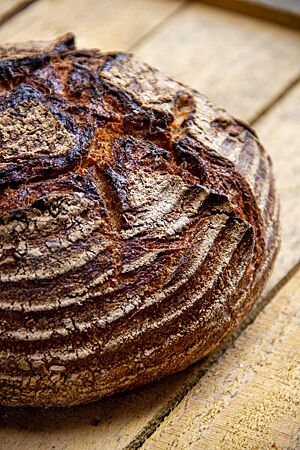 Das Pane Resto hat eine sehr kräftig ausgebackene, rustikal aufgerissene Kruste.