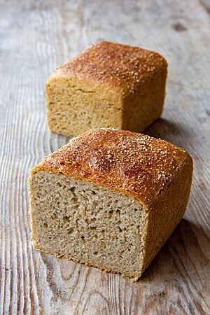 Das halbierte Kastenbrot lässt die kleinporige, sehr saftige Krume unter der dünnen, glatten Kruste erkennen.