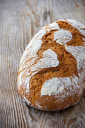 Das kräftig ausgebackene, rustikal aufgerissene Kardio-Brot hat eine bemehlte Kruste.