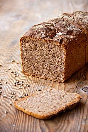 Tschermaks Blaukörniges: feinporig, dennoch saftig und angenehm. Im Anschnitt des Weizenvollkornbrotes werden die Schrotanteile und Keimlinge in der feinporigen und saftigen Krume sichtbar.