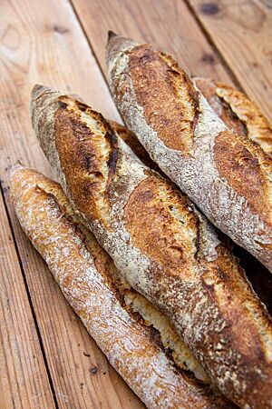 Die kräftig ausgebackenen Hüttenbaguettes haben einen dunkel ausgebackene, knusprige Kruste.