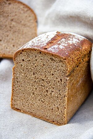 Das Anner Brot ist ein saftiges Kastenbrot mit leicht bemehlter Kruste.