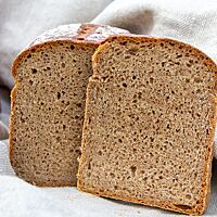 Angeschnitten zeigt das Anner Brot die gleichmäßige Porung der saftigen Krume.
