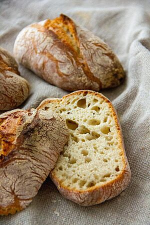 Berliner Schlagbrötchen: saftig, offenporig, rustikal. Die Berliner Schlagbrötchen im Anschnitt zeigen die ungleichmäßige Porung in der saftigen Krume.