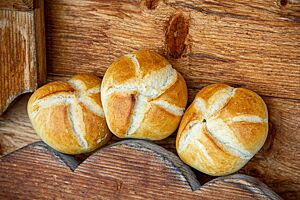 Die Handsemmeln zeigen den typischen Semmel-Ausbund eines fünfstrahligen Sterns auf der goldgelb ausgebacken, knusprigen Kruste.