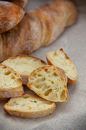 Wurzelbrot mit Sauerteig: locker, grobporig und äußerst aromatisch. Im Anschnitt des Wurzelbrotes kommt die grobe Porung und die lockere Krumenstruktur zum Vorschein.