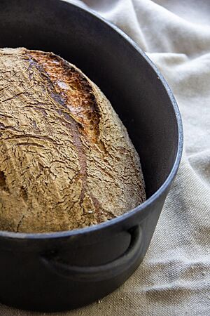 Das Weißbrot wurde im gusseisernen Topf goldbraun ausgebacken.