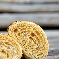 Im Anschnitt zeigt sich das Sauerteig-Croissant fluffig, mittelporig und sehr elastisch.