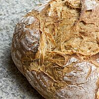 Das Mühlerama-Brot hat eine rustikal aufgerissene und leicht bemehlte Kruste.
