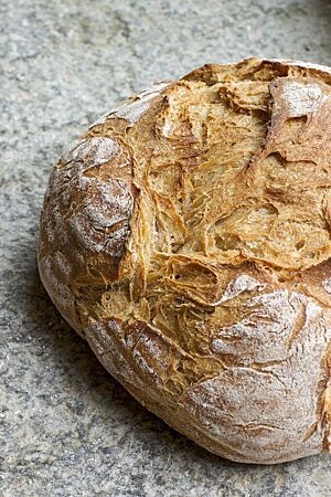 Mühlerama-Brot. Das Mühlerama-Brot hat eine rustikal aufgerissene und leicht bemehlte Kruste.