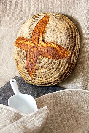 Das Weizenmischbrot mit Dinkel wurde über Kreuz eingeschnitten.