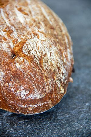 Das kräftig ausgebackene Müslibrot hat eine leicht bemehlte und glatte Oberfläche.