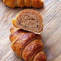 Die lockeren Vollkorn-Croissants zeigen im Anschnitt ihre braune Krume.