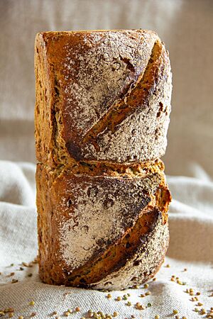 Das Alblinsenbrot in Form eines Kastenbrotes ist kräftig ausgebacken und hat einen rustikalen Ausbund.