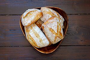 Biga-Brötchen. Die goldbraun ausgebackenen Biga-Brötchen haben eine bemehlte, rustikal aufgerissene Kruste.