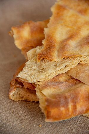Mjukbröd (Schwedisches Fladenbrot). Das schwedische Fladenbrot ist goldgelb ausgebacken und hat eine minimal bemehlte Kruste.