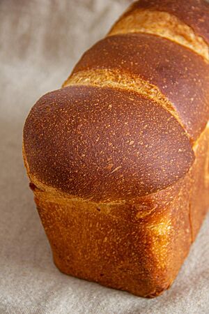Sandwichbrot (2013). Das goldbraun ausgebackene Sandwichbrot wurde im Kasten gebacken und hat eine glatte Oberfläche.