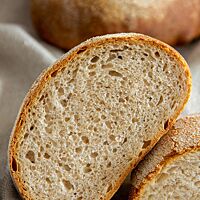 Das Weizen-Dinkel-Brot im Anschnitt zeigt die lockere, elastische Krume.