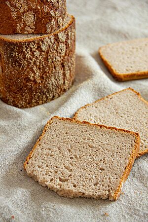 Das Roggentoastbrot hat eine lockere und saftige Krume, die im Anschnitt sichtbar wird.