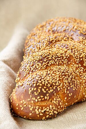 Der mit Sesam bestreute Zopf ist kräftig ausgebacken.