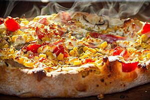 Pizza Manitoba. Die heiße, noch dampfende Pizza wurde gerade aus dem Ofen geholt.