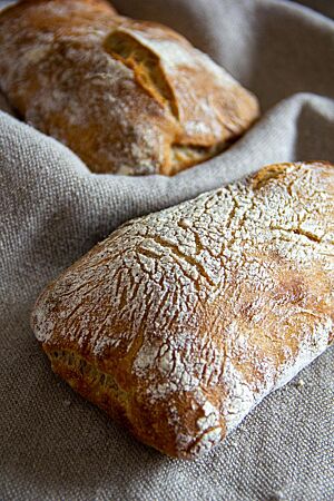 Sauerteig-Ciabatta (2013). Das goldbraun ausgebackene Ciabatta hat eine glatte, bemehlte Kruste.